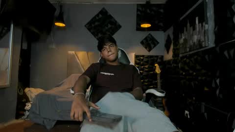 Snapshot of mr_mois chatting on May 13, 2026, 9:44 pm mr_mois online show from May 13, 2026, 9:44 pm