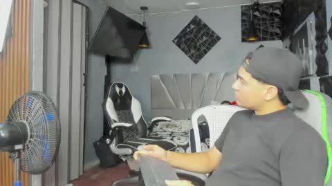 Snapshot of mr_mois chatting on May 26, 2026, 5:36 am mr_mois online show from May 26, 2026, 5:36 am