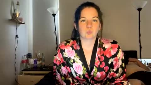 Snapshot of mrs_and_his_kitten chatting on January 3, 2025, 6:44 am mrs_and_his_kitten online show from January 3, 2025, 6:44 am