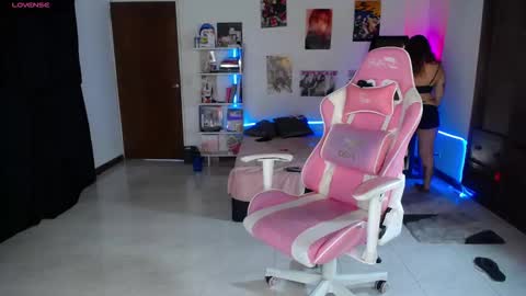 Manuela3 online show from November 18, 2025, 6:45 pm