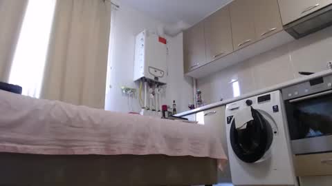 MusclesQueen online show from March 6, 2025, 1:14 pm