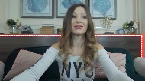 Luna  online show from February 3, 2026, 8:25 pm