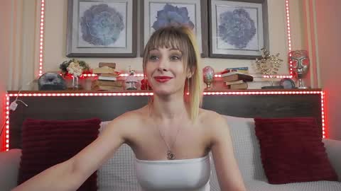 Luna  online show from April 9, 2026, 8:36 pm