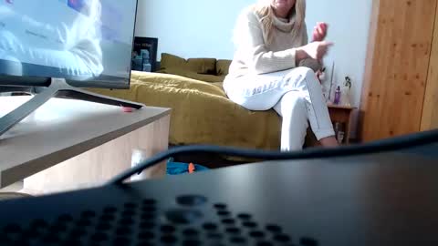 Mia kane online show from November 25, 2025, 8:25 am