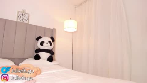 Julieth  online show from February 22, 2026, 4:35 am