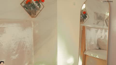 naamah_b online show from November 13, 2025, 2:16 pm