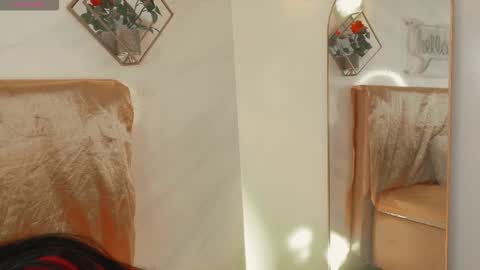 naamah_b online show from December 20, 2025, 2:02 pm