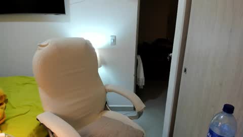 independent model online show from October 28, 2025, 1:42 am