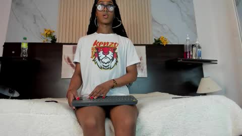 nahomy_james25 online show from September 28, 2025, 10:26 pm