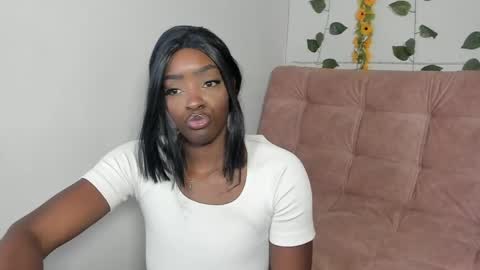 Nahomy  online show from April 22, 2026, 6:20 pm