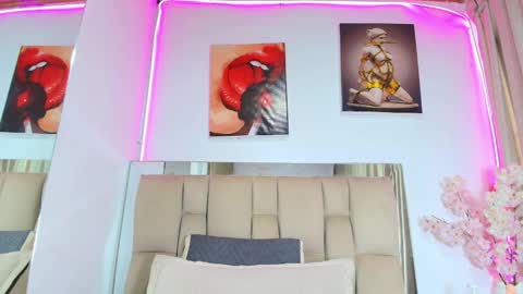 Naia x online show from April 17, 2026, 7:06 pm