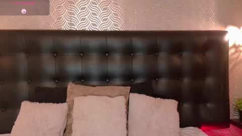 naiaramasson_ online show from September 17, 2025, 12:07 pm