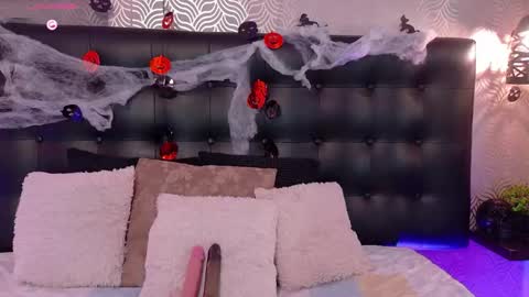 naiaramasson_ online show from October 28, 2025, 12:09 pm