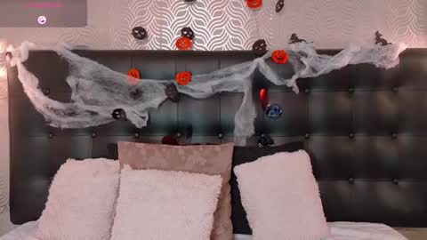 naiaramasson_ online show from October 30, 2025, 12:17 pm