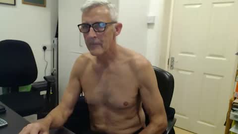 nakedcarpenteruk online show from December 16, 2025, 6:57 pm