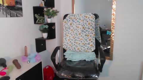 nany_pretty online show from December 18, 2024, 5:31 pm