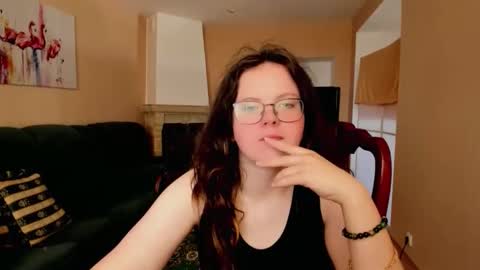 Snapshot of naomi_di chatting on June 6, 2026, 6:18 am naomi_di online show from June 6, 2026, 6:18 am