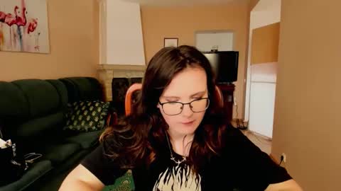 Snapshot of naomi_di chatting on June 8, 2026, 6:14 am naomi_di online show from June 8, 2026, 6:14 am