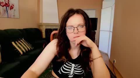 Snapshot of naomi_di chatting on June 9, 2026, 6:25 am naomi_di online show from June 9, 2026, 6:25 am