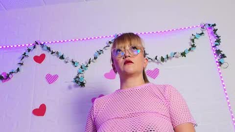 Snapshot of naomi_diamond_ chatting on November 4, 2025, 9:03 pm Naomi online show from November 4, 2025, 9:03 pm