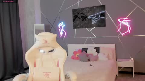 naomi_reiss online show from June 9, 2026, 2:56 am