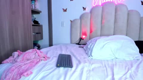 Snapshot of naomiasha_ chatting on October 17, 2025, 1:31 am online show from October 17, 2025, 1:31 am