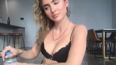 naomirhoades online show from February 4, 2025, 6:57 am