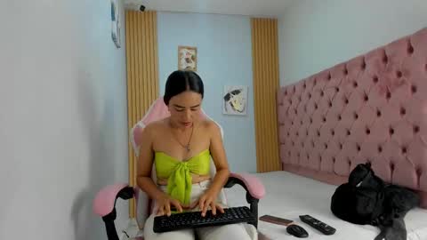 Snapshot of naomis_35 chatting on October 12, 2025, 5:01 pm naomis_35 online show from October 12, 2025, 5:01 pm