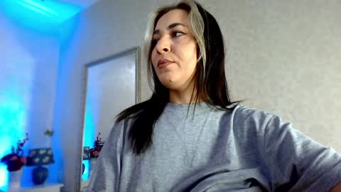 Snapshot of natalia_peach chatting on February 3, 2025, 5:40 am Wild influence online show from February 3, 2025, 5:40 am
