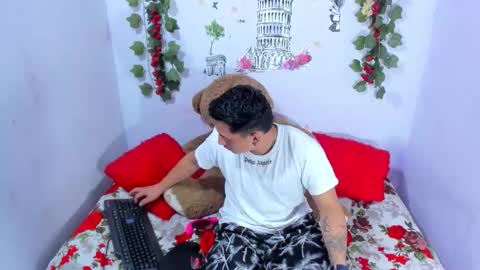 nataliaandjulliam online show from November 24, 2025, 4:56 am