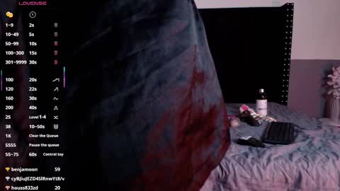 Snapshot of naturaltitss_ chatting on February 13, 2025, 2:23 am Gwen online show from February 13, 2025, 2:23 am