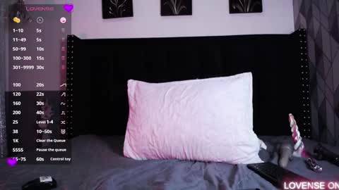 Snapshot of naturaltitss_ chatting on March 11, 2025, 8:20 pm Gwen online show from March 11, 2025, 8:20 pm