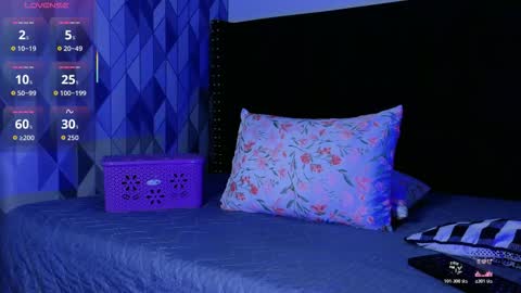 Snapshot of naturaltitss_ chatting on November 10, 2025, 7:13 pm Gwen online show from November 10, 2025, 7:13 pm