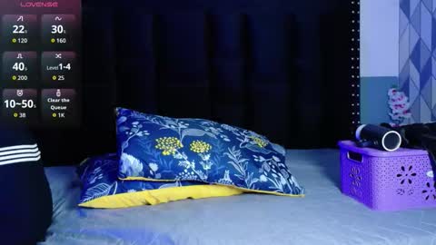 Snapshot of naturaltitss_ chatting on December 3, 2025, 7:12 pm Gwen online show from December 3, 2025, 7:12 pm