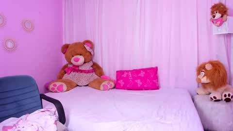 Snapshot of naughty_ariel chatting on December 20, 2024, 1:25 am Zoe online show from December 20, 2024, 1:25 am