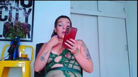 Snapshot of naughty_em_17 chatting on April 5, 2026, 9:01 pm Em please help me reach 100 thumbs up 3 online show from April 5, 2026, 9:01 pm