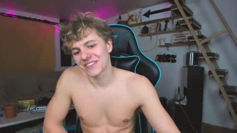 Snapshot of naughty_nik43 chatting on February 23, 2025, 4:35 pm Nik online show from February 23, 2025, 4:35 pm