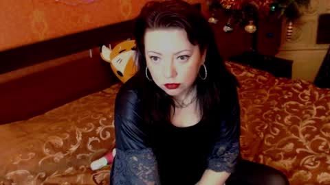 Snapshot of naughtyhousewifexx chatting on December 25, 2024, 5:48 am housewife Eva online show from December 25, 2024, 5:48 am