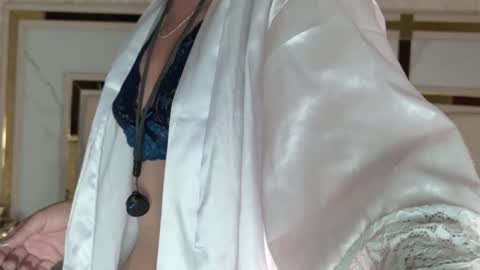 Snapshot of naughtymilfx_ chatting on February 25, 2026, 3:05 am online show from February 25, 2026, 3:05 am