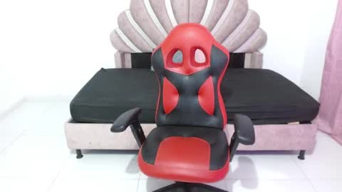 naya_fox1 online show from December 23, 2025, 1:03 am