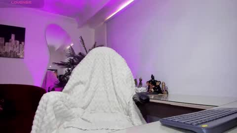 Hellen online show from October 30, 2025, 7:14 pm