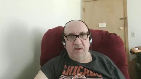 Snapshot of needlesslove chatting on May 3, 2026, 9:32 pm Tom online show from May 3, 2026, 9:32 pm