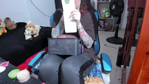 Snapshot of neeko_lol_ chatting on April 18, 2026, 12:42 pm Geek Nicole im Neeko UwU online show from April 18, 2026, 12:42 pm