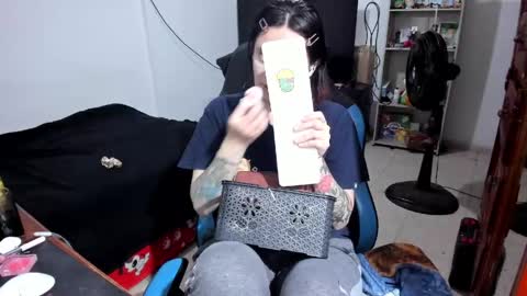 Snapshot of neeko_lol_ chatting on June 2, 2026, 12:18 pm Geek Nicole im Neeko UwU online show from June 2, 2026, 12:18 pm