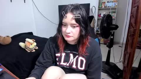 Snapshot of neeko_lol_ chatting on June 9, 2026, 2:39 pm Geek Nicole im Neeko UwU online show from June 9, 2026, 2:39 pm