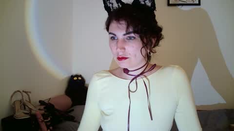 nefertiti_queen online show from April 14, 2026, 9:21 pm