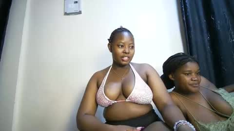 Snapshot of nellyeluxe chatting on April 22, 2026, 10:44 pm nellyeluxe online show from April 22, 2026, 10:44 pm