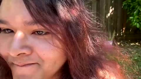 Neon online show from April 9, 2026, 8:25 pm