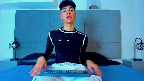  NeoRaptis  jhonatan  online show from February 18, 2025, 8:36 pm