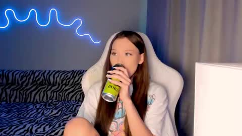 Mina online show from October 27, 2025, 12:53 pm